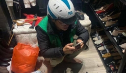 Chàng shipper cẩn thận chụp ảnh ví gửi vợ chọn quà valentine, dân mạng xuýt xoa khen ngợi