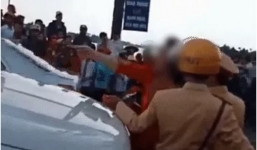 Đoàn xe rước dâu đốt pháo bị chặn đường, mẹ chú rể xuống 'dằn mặt' CSGT