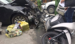 Hà Nội: Mazda mất lái gây tai nạn liên hoàn, 3 người bị thương