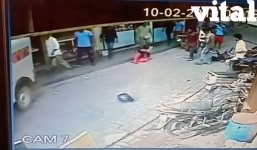 Clip: Hai mẹ con thoát chết thần kỳ khi bị cuốn vào gầm ô tô 