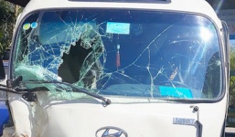 Xe khách mất phanh đâm bẹp Innova đỗ ven đường, 27 hành khách thoát chết