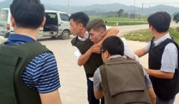 Hàng trăm cảnh sát vây nhóm nghi buôn ma túy, ôm súng cố thủ trong ôtô