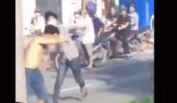 Người đàn ông đánh phụ nữ giữa đường nhận bài học nhớ đời