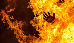 Xin tiền mua thuốc không được, chồng hắt xăng vào vợ rồi châm lửa thiêu sống