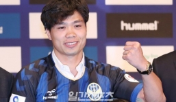 Hình ảnh Công Phượng phủ sóng sáng rực trên báo Hàn