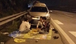 Lại xuất hiện hình ảnh nhóm người trải chiếu ngồi ăn trên cao tốc Nội Bài - Lào Cai