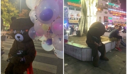 Hì hục chuẩn bị valentine, 'chú gấu' vẫn chịu cảnh cô đơn bởi bạn gái lấy lý do bận không đến