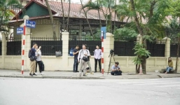 Nhiều phóng viên quốc tế túc trực bên ngoài sứ quán Triều Tiên