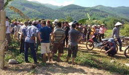 Đi làm đồng qua hàng rào dây thép gai nhiễm điện, hai vợ chồng tử vong