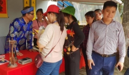 Nam Định: Hội đền Trần chưa khai mạc, du khách đã có ấn trong tay