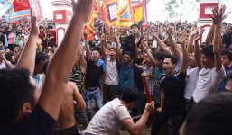 Dân làng la hét, xô đẩy lực lượng chức năng phản đối dừng cướp phết