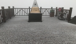 Lào Cai: Mưa băng ngỡ tuyết rơi, phủ trắng đường lên đỉnh Fansipan