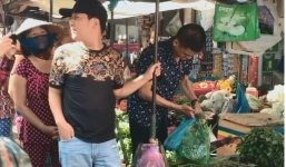 Bất ngờ với thái độ của Trường Giang khi bị người dân kéo tay xin chụp ảnh