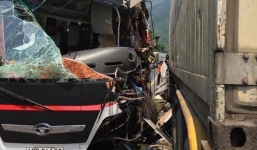 Xe khách đấu đầu container trước cửa hầm Hải Vân, 11 du khách nước ngoài bị thương