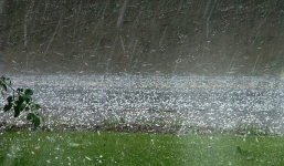 Dự báo thời tiết nguy hiểm: Đề phòng mưa đá và dông lốc ở Bắc Bộ