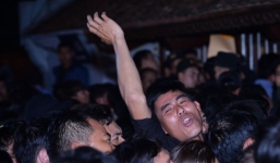 Khai ấn đền Trần: Kiệu rước hứng mưa tiền lẻ, người dân thức trắng đêm vạ vật xin ấn