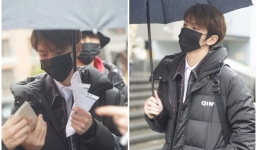 Nam sinh bí ẩn cao 1m82 gây náo loạn cổng trường thi