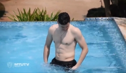 Thể hình gợi cảm của Lâm Tây trên đất Thái Lan khiến fans nữ đổ rần rần