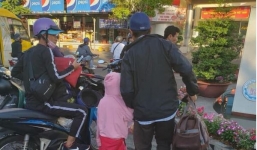 Cha bị lừa hết tiền chữa bệnh cho con, phải nhặt ve chai mua vé về quê khiến dân mạng rớt nước mắt