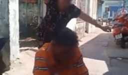 Clip: Chồng đánh bạc, vợ cầm chổi nện không thương tiếc, túm cổ lôi về