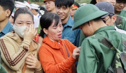 Những giọt nước mắt bịn rịn của người thân ngày tiễn tân binh nhập ngũ
