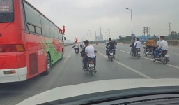 Hàng chục xe máy dàn hàng ngang trên Vành đai 3 chặn ô tô chở tân binh