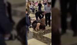 2 gái ế đánh nhau nảy lửa để tranh hoa cưới của cô dâu