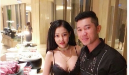 Lương Bằng Quang gây tranh cãi khi ngồi chọn túi ngực cho bạn gái kém 16 tuổi