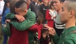 Cô gái gào khóc tiễn người yêu đi nghĩa vụ, thái độ 'phũ' chàng trai được dân tình ngợi ca