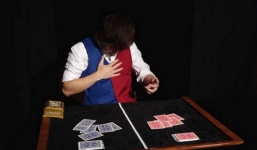 Ngỡ ngàng với màn trình diễn 'hack não' của quán quân ảo thuật thế giới