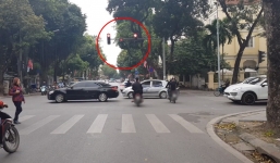 Nhóm thanh niên phát tờ rơi như xả rác giữa trung tâm Hà Nội gây bức xúc