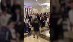 Tranh bó hoa cưới từ cô dâu, 2 gái ế đánh nhau trước hàng trăm quan khách