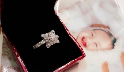 Sau khi bị chỉ trích, Hồng Quế chính thức khoe nhẫn kim cương nửa tỷ