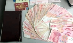 Khách bỏ quên tiền tỷ trên xe và cách hành xử đầy bất ngờ của tài xế