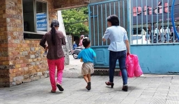 Người mẹ trẻ bắt cóc chính con ruột của mình bỏ trước cơ sở xã hội để tiện tìm bạn trai mới