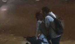 Nụ hôn tạm biệt vội vã chụp trên đường của cặp đôi gây bão MXH