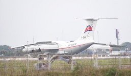 Máy bay từng chở siêu xe của ông Kim Jong-un vừa hạ cánh ở Nội Bài