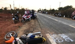 Gia Lai: Xe máy va chạm ôtô, 3 người trong gia đình tử vong 