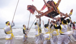 Kiệu nặng 3 tạ ở Nghệ An được tung hứng, xoay tròn trên biển