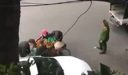 Công an nói gì về clip thu giữ từng quả cam của người phụ nữ bán hàng rong?