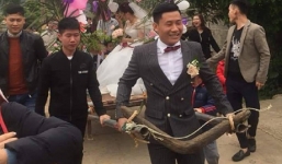 Chú rể hớn hở tự tay kéo xe bò rước vợ về nhà trong ngày cưới