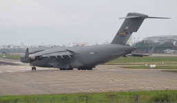 C-17 hộ tống chuyên cơ C-32 của Tổng thống Trump hạ cánh xuống Đà Nẵng