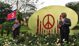 2 bức tượng tiên đoán cuộc gặp mặt Donald Trump và Kim Jong-un ở Ba Vì