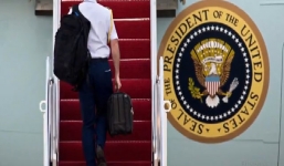 Hé lộ những điều chưa biết về chiếc cặp bất ly thân của Trump