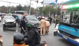 Bị CSGT ra tuýt còi, tài xế ô tô đâm hàng loạt phương tiện dưng đèn đỏ