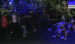 Clip: Nhà vô địch phát điên đấm thẳng vào mặt khán giả