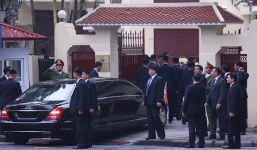 Chủ tịch Kim Jong Un rời khách sạn đến Đại sứ quán Triều Tiên