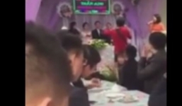 Cô dâu chú rể tròn mắt vì mở nhầm nhạc xổ số kiến thiết trong đám cưới