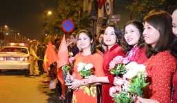 Người dân Hà Nội đứng kín đường đón Tổng thống Mỹ