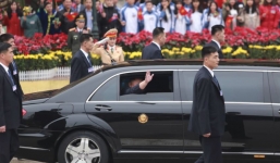 Video: Ông Kim Jong-un kéo cửa kính vẫy tay chào người dân Việt Nam